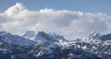 Tantalus Dağları karla kaplı. Kanada Peyzaj Doğa Arkaplanı. Squamish, BC, Kanada.