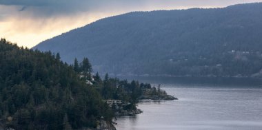 Sahilde renkli günbatımında kalan evler. Horseshoe Körfezi, Batı Vancouver, British Columbia, Kanada.