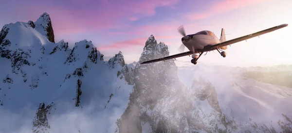 Kanada Dağ Manzarası Üzerinde Uçan Uçak Macera Yolculuğu Konsepti Hazırlama — Stok fotoğraf