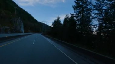Squamish ve Vancouver, BC, Kanada arasındaki Sky Highway 'e gidiyoruz. Bulutlu ve güneşli Kış Gökyüzü.