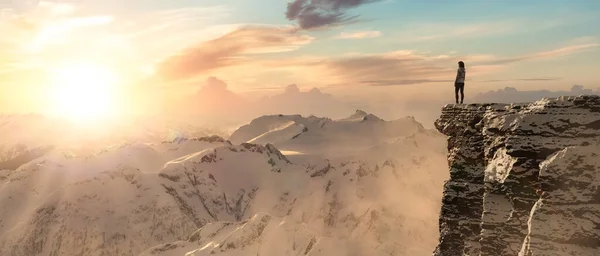 Kalandos Túrázó Áll Tetején Jeges Csúcs Sziklás Hegyek Háttérben Kaland — Stock Fotó
