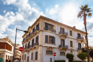 Deniz kıyısındaki turistik bir şehirde sokaklar. Limasol, Kıbrıs. Şehir Binaları