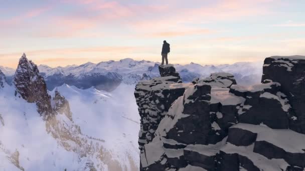 Hombre Aventurero Excursionista Pie Cima Del Pico Helado Con Montañas — Vídeo de stock