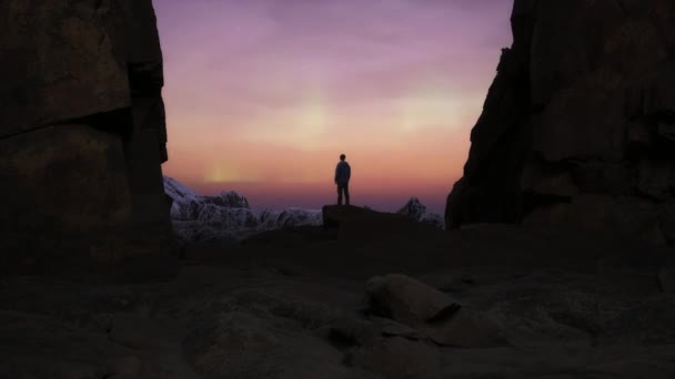 Petualangan Manusia Atas Rocky Mountain Landscape Alam Latar Belakang Cloudy — Stok Video