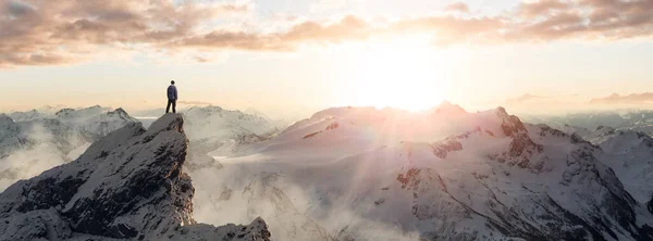 Abenteuerlustiger Mann Wanderer Auf Dem Gipfel Des Eisigen Gipfels Mit — Stockfoto