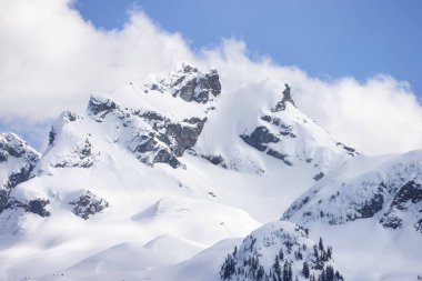 Gökyüzü Pilot Dağı karla kaplı. Kanada Peyzaj Doğa Arkaplanı. Squamish, BC, Kanada.