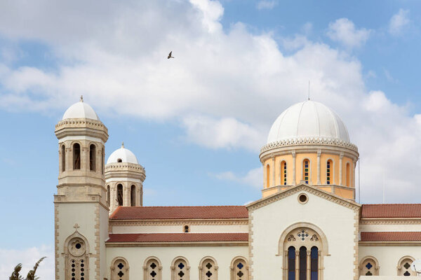 Греческая православная церковь в Лимассоле, Кипр. Облачный солнечный день.