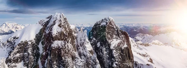 カナダの山の風景の空中パノラマビュー カナダのブリティッシュコロンビア州のスカミッシュ 自然背景パノラマ サンセットスカイアートレンダリング — ストック写真