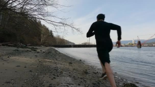 Sport Man Trail Hardlopen Het Strand Aan Het Water Port — Stockvideo