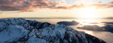 Pasifik Okyanusu 'nun batı kıyısındaki Kanada Dağ Manzarası. Hava Panoraması. Squamish ve Vancouver yakınlarında, BC, Kanada. Günbatımı Gökyüzü Sanatı Görüntüleyici.