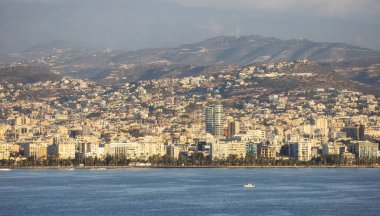 Deniz kıyısındaki modern şehir manzarası. Limasol, Kıbrıs. Şehir Binaları