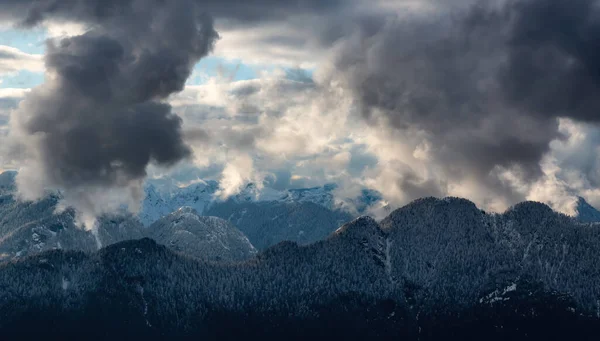 Luftaufnahme Der Kanadischen Gebirgslandschaft Die Von Schnee Und Wolken Bedeckt — Stockfoto