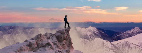 勇敢的人远足者站在结冰的山顶上 背景是岩石山 冒险复合 3D渲染岩石 来自加拿大不列颠哥伦比亚的空中景观图像 夕阳西下3D说明 — 图库照片