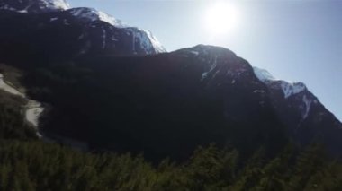 Kanada 'nın Britanya Kolumbiyası, Kanada' da Kanada Rocky Dağı manzarası tarafından yapılan hava uçuşu. Güneşli Bahar Günü.