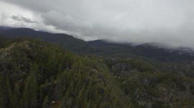 Kanada 'nın Britanya Kolumbiyası, Kanada' da Kanada Rocky Dağı manzarası tarafından yapılan hava uçuşu. Bulutlu Gökyüzü.