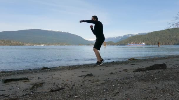 남성은 해변에서 그림자를 건강에 개념이다 포트무디 밴쿠버 브리티시컬럼비아주 캐나다 — 비디오