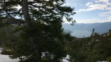 Yürüyüş yolu güneşli bahar gününde karla kaplı. Squamish, British Columbia, Kanada.