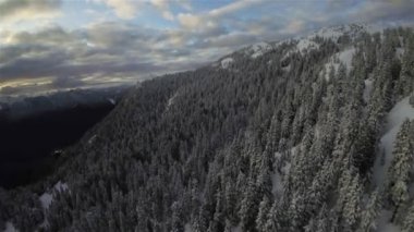 Kanada Rocky Dağı Kanada 'daki British Columbia' da karla kaplı. Bulutlu Günbatımı Gökyüzü. Hava Uçuşu
