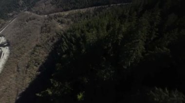 Kanada 'nın Britanya Kolumbiyası, Kanada' da Kanada Rocky Dağı manzarası tarafından yapılan hava uçuşu. Güneşli Bahar Günü.