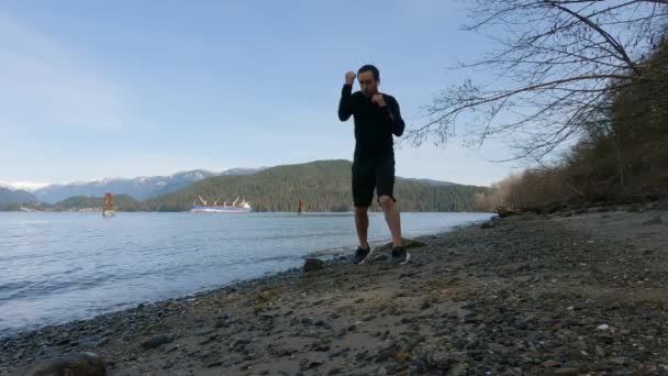成年男子在海滩上练习武术和皮影拳击 健康与健康概念 加拿大不列颠哥伦比亚省温哥华穆迪港 — 图库视频影像