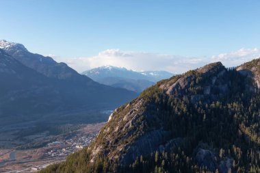 Yukarıdan Şef Dağ Manzarası. Squamish, BC, Kanada. Kanada Doğa Manzarası Arkaplanı.