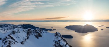 Pasifik Okyanusu 'nun batı kıyısındaki Kanada Dağ Manzarası. Hava Panoraması. Squamish ve Vancouver yakınlarında, BC, Kanada. Günbatımı Gökyüzü Sanatı Görüntüleyici.