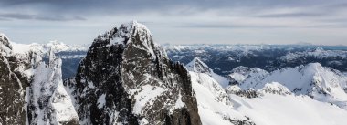 Kanada Dağ Manzarası 'nın Hava Panoramik Manzarası. Squamish, British Columbia, Kanada. Doğa Arkaplan Panoraması. Günbatımı Gökyüzü Sanatı Görüntüleyici
