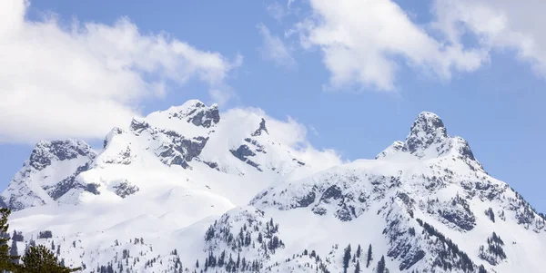 雪に覆われた空のパイロット山 カナダの風景自然背景 スカミッシュ カナダ — ストック写真
