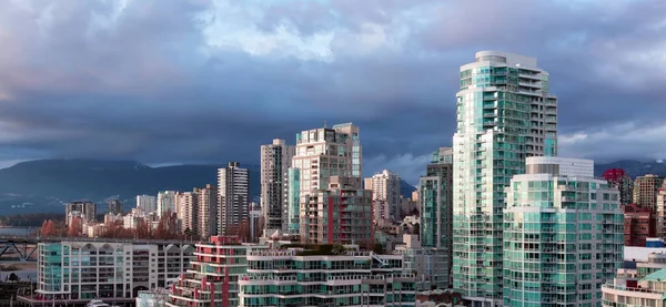 False Creek的公寓大楼高楼加拿大不列颠哥伦比亚省温哥华市中心 多云的落日 — 图库照片