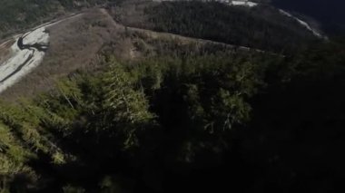 Kanada 'nın Britanya Kolumbiyası, Kanada' da Kanada Rocky Dağı manzarası tarafından yapılan hava uçuşu. Güneşli Bahar Günü.