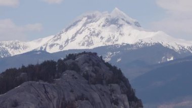 Yukarıdan Şef Dağ Manzarası. Squamish, BC, Kanada. Kanada Doğa Manzarası Arkaplanı.