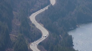 Squamish, BC, Kanada 'daki Sea' den Sky Highway 'e hava görüntüsü. Güneşli bir gün. Yavaş Hareket