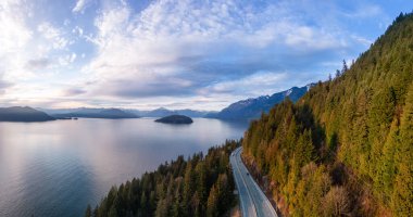 Howe Sound 'daki Sky Highway' e giden deniz manzarası. Günbatımı Gökyüzü. Squamish ve Vancouver arasında, BC, Kanada. Panorama Arkaplanı