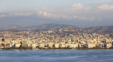 Deniz kıyısındaki modern şehir manzarası. Limasol, Kıbrıs. Şehir Binaları