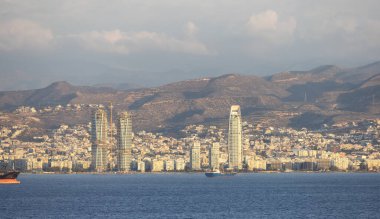 Deniz kıyısındaki modern şehir manzarası. Limasol, Kıbrıs. Şehir Binaları
