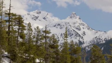 Gökyüzü Pilot Dağı karla kaplı. Kanada Peyzaj Doğa Arkaplanı. Squamish, BC, Kanada. Yavaş Hareket