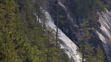 Shannon Falls, Squamish, BC, Kanada 'da. Kanada Doğa Arkaplanı. Güneşli bir bahar akşamı. Yavaş Sinema Sineması