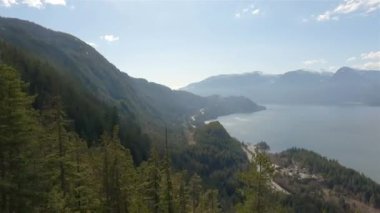 Yeşil Ağaçlar, Kanada Dağ Manzarası, Güneşli Bahar Mevsimi Gökyüzü. Hava görüntüsü. Squamish, British Columbia, Kanada.