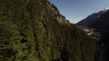Kanada 'nın Britanya Kolumbiyası, Kanada' da Kanada Rocky Dağı manzarası tarafından yapılan hava uçuşu. Güneşli Bahar Günü.