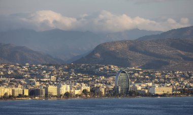 Deniz kıyısındaki modern şehir manzarası. Limasol, Kıbrıs. Şehir Binaları