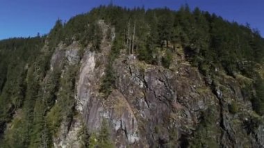 Kanada 'nın Britanya Kolumbiyası, Kanada' da Kanada Rocky Dağı manzarası tarafından yapılan hava uçuşu. Güneşli Bahar Günü.