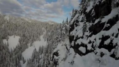 Kanada Rocky Dağı Kanada 'daki British Columbia' da karla kaplı. Bulutlu Günbatımı Gökyüzü. Hava Uçuşu