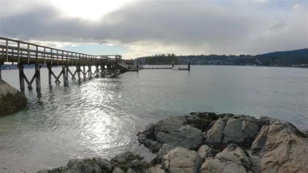 Drewniane Nabrzeże Skalistej Plaży Indian Arm Vancouver Kolumbia Brytyjska Kanada — Wideo stockowe