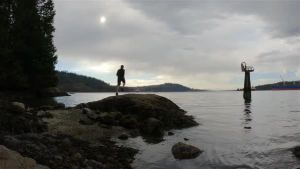 Runner Trail Running Rocky Shore Στο Indian Arm Βανκούβερ Βρετανική — Αρχείο Βίντεο