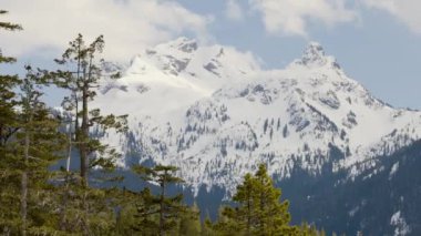 Gökyüzü Pilot Dağı karla kaplı. Kanada Peyzaj Doğa Arkaplanı. Squamish, BC, Kanada. Yavaş Hareket