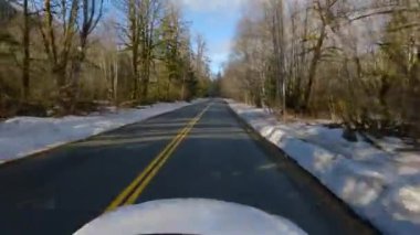 Squamish Valley, British Columbia, Kanada 'da manzaralı bir yolda sürüyorum. Güneşli Bahar Sezonu Günü.