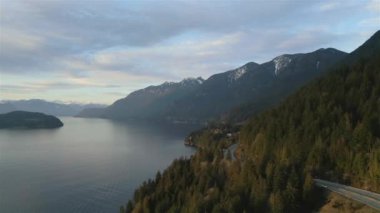 Howe Sound 'daki Sky Highway' e giden deniz manzarası. Günbatımı Gökyüzü. Squamish ve Vancouver arasında, BC, Kanada.