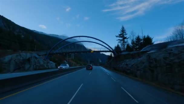 在加拿大不列颠哥伦比亚省温哥华之间的海空高速公路上开车 多云和阳光明媚的冬季天空 — 图库视频影像
