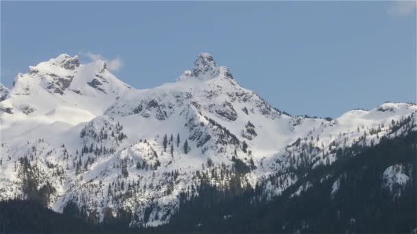 白雪覆盖的天空飞行员山 加拿大自然景观背景 加拿大不列颠哥伦比亚省 斯卡拉米什 慢动作 — 图库视频影像