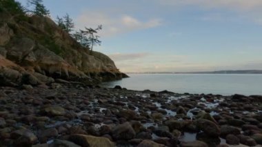 Pasifik Okyanusu 'nun batı kıyısındaki Rocky Shore. Fener Parkı, Batı Vancouver, BC, Kanada. Kış Günbatımı.